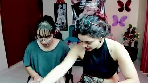 Snapshot of saraandmarilyn chatting on 11-25-25, 01:44 Alahia and Marilyn online show from 11-25-25, 01:44