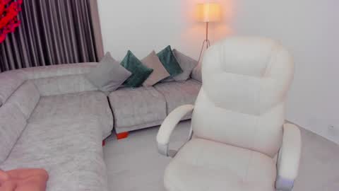 Snapshot of sarah_stonne_ chatting on 01-24-25, 11:02 Sarah online show from 01-24-25, 11:02