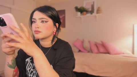Snapshot of sarah_volkov chatting on 10-28-25, 05:11   online show from 10-28-25, 05:11