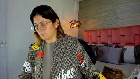 Sarah Deyvis online show from 10-29-25, 01:13