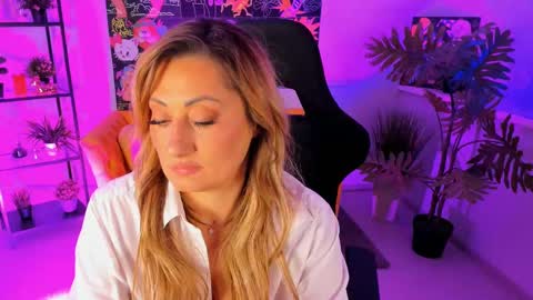 Divine Sarah NONUDE model online show from 03-08-25, 05:43