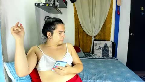 Snapshot of sarahjey chatting on 05-09-26, 10:37 SARAHJEY online show from 05-09-26, 10:37