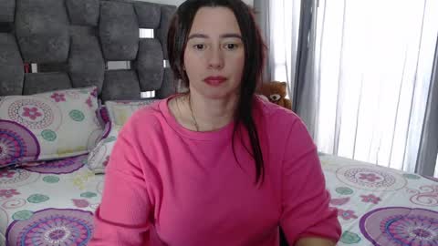 Snapshot of sarahott_1 chatting on 05-19-26, 03:29 Lia online show from 05-19-26, 03:29