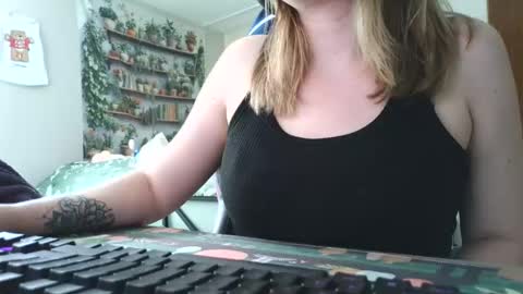 Snapshot of sarahpmummy chatting on 05-30-26, 07:55 Sarah online show from 05-30-26, 07:55