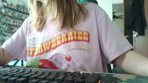 Snapshot of sarahpmummy chatting on 05-31-26, 04:25 Sarah online show from 05-31-26, 04:25