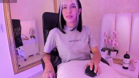 Snapshot of sarahrossi1 chatting on 05-22-26, 12:55 SARAH online show from 05-22-26, 12:55
