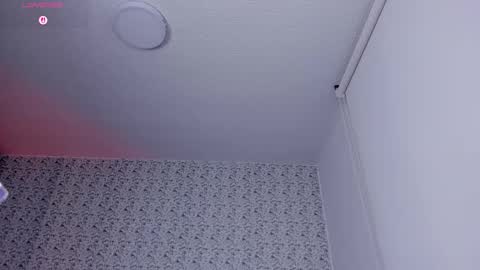 Sara jones   online show from 12-17-25, 01:17