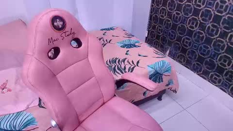 Snapshot of sarak_ chatting on 02-18-25, 11:55 Sara online show from 02-18-25, 11:55