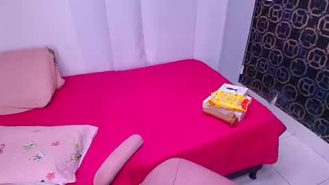 Snapshot of sarak_ chatting on 02-19-25, 12:00 Sara online show from 02-19-25, 12:00