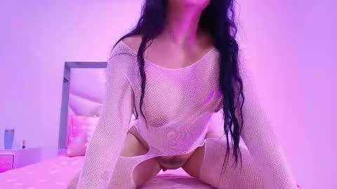 Snapshot of sarak_ chatting on 10-27-25, 12:20 Sara online show from 10-27-25, 12:20