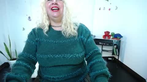 Saraloves online show from 12-24-24, 06:17