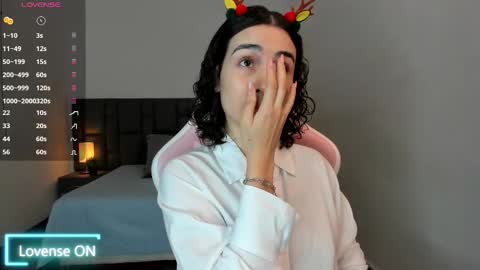 Snapshot of saraospinna chatting on 12-16-25, 12:32 Sara online show from 12-16-25, 12:32