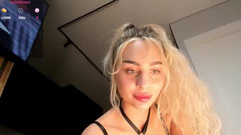 Snapshot of sarashineee chatting on 11-24-25, 09:25 Sara online show from 11-24-25, 09:25