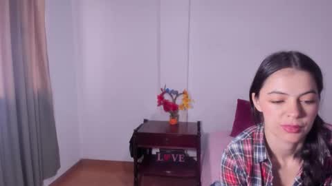 Snapshot of sarasweet_4 chatting on 10-17-25, 02:41 Sara   online show from 10-17-25, 02:41