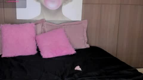 Snapshot of saraycollins chatting on 06-05-26, 03:35 online show from 06-05-26, 03:35