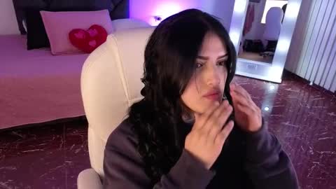 Snapshot of sari_belle chatting on 09-21-25, 11:34 Sari  online show from 09-21-25, 11:34