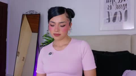Snapshot of saritabratz chatting on 05-27-26, 11:13 Sara online show from 05-27-26, 11:13