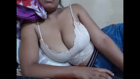 Snapshot of saronette chatting on 01-08-25, 10:37 saronette online show from 01-08-25, 10:37