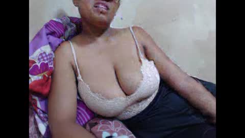 Snapshot of saronette chatting on 01-10-25, 11:00 saronette online show from 01-10-25, 11:00