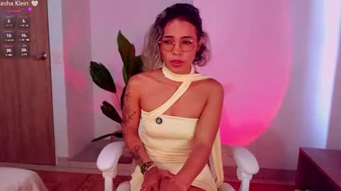 Snapshot of sashaklein chatting on 07-19-26, 01:04 Sasha Klein online show from 07-19-26, 01:04