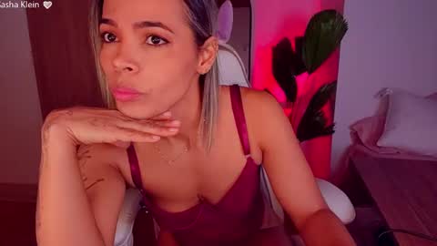 Snapshot of sashaklein chatting on 07-27-26, 01:34 Sasha Klein online show from 07-27-26, 01:34