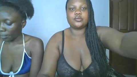 Snapshot of sassie_bee chatting on 10-26-25, 05:52 sassie_bee online show from 10-26-25, 05:52