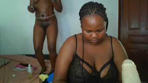 Snapshot of sassie_bee chatting on 10-30-25, 01:12 sassie_bee online show from 10-30-25, 01:12