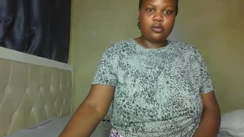 Snapshot of sassie_bee chatting on 11-16-25, 09:09 sassie_bee online show from 11-16-25, 09:09