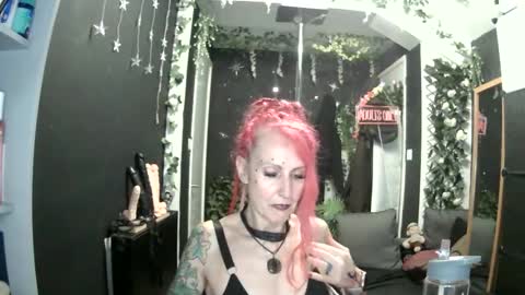 Snapshot of saucysky chatting on 05-27-26, 09:23 SaucySky online show from 05-27-26, 09:23