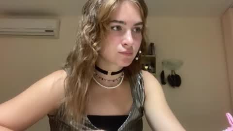 Snapshot of saundrayeeloy chatting on 09-13-25, 04:18 Martha online show from 09-13-25, 04:18