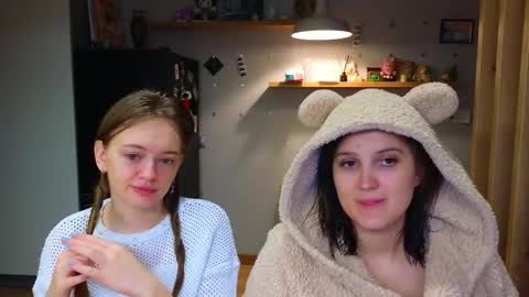 LUNA and ANNA    online show from 12-18-25, 06:14