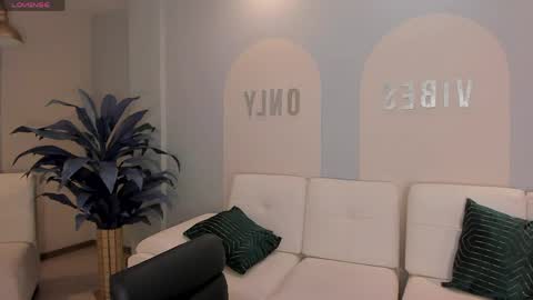 S a v a n n a h  online show from 06-04-26, 12:33