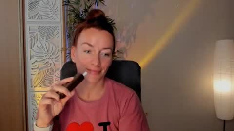 Snapshot of save_the_qween chatting on 07-19-26, 10:52 save the qween online show from 07-19-26, 10:52