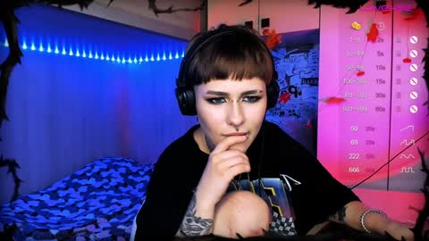 pronoun she. name Mary. age 21. online show from 12-01-24, 04:29