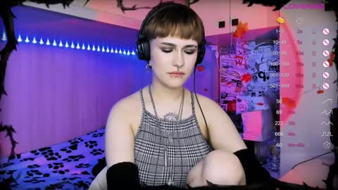 pronoun she. name Mary. age 21. online show from 12-08-24, 07:37