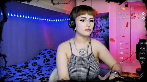 pronoun she. name Mary. age 21. online show from 12-11-24, 04:31