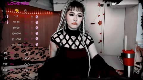 pronoun she. name Mary. age 21. online show from 01-07-25, 06:24