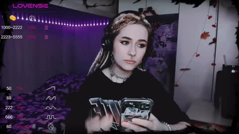 pronoun she. name Mary. age 21. online show from 01-19-25, 12:39