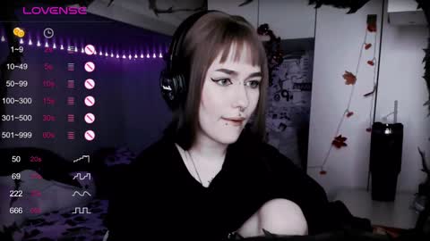 pronoun she. name Mary. age 21. online show from 02-09-25, 06:05