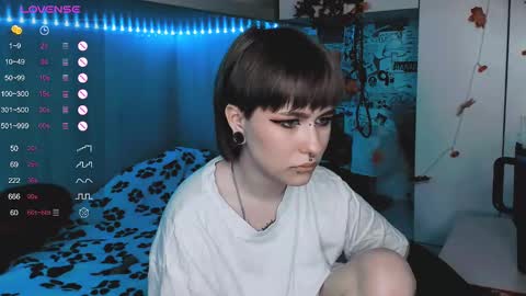 pronoun she. name Mary. age 21. online show from 03-06-25, 10:36