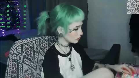 pronoun she. name Mary. age 21. online show from 03-05-26, 09:22