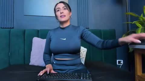 Snapshot of scarlet_edwars chatting on 10-14-25, 08:20 Scarlet Edwars online show from 10-14-25, 08:20