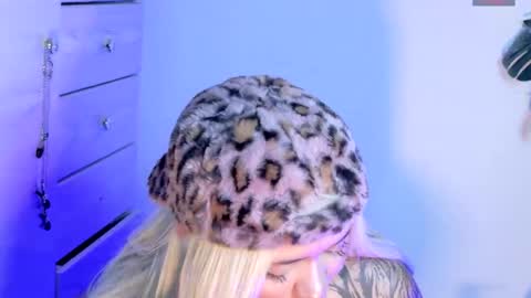 scarlet_gold online show from 04-26-26, 12:08