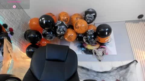 Snapshot of scarletbaker__ chatting on 10-24-25, 03:30 Scarlet online show from 10-24-25, 03:30