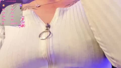 Snapshot of scarletgv chatting on 11-24-25, 10:42 Scarlet online show from 11-24-25, 10:42