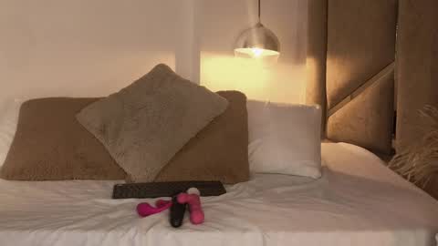 Snapshot of scarleth_lux_ chatting on 05-19-26, 01:44 Scarleth online show from 05-19-26, 01:44