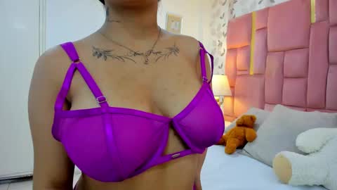 Snapshot of scarlethcruz chatting on 10-22-25, 07:57 Scarleth online show from 10-22-25, 07:57