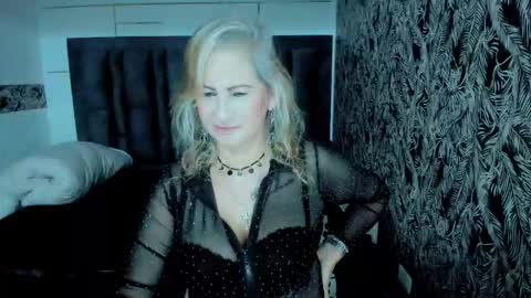 Snapshot of scarlethoot_ chatting on 10-22-25, 11:54 S C A R L E T online show from 10-22-25, 11:54
