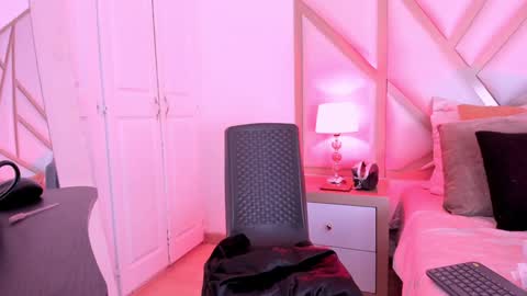 Snapshot of scarletpunk_ chatting on 12-11-24, 02:54 Scarlet online show from 12-11-24, 02:54