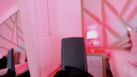 Snapshot of scarletpunk_ chatting on 12-20-24, 02:49 Scarlet online show from 12-20-24, 02:49